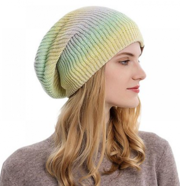 Topi beanie dengan warna gradient